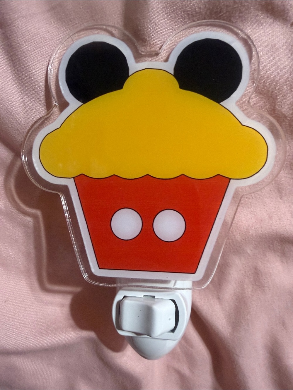 Red & yellow cupcake plug in night light.  Does not include bulb.